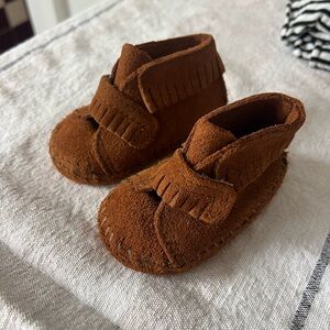 Minnetonka Suede fringe moccasins NEW